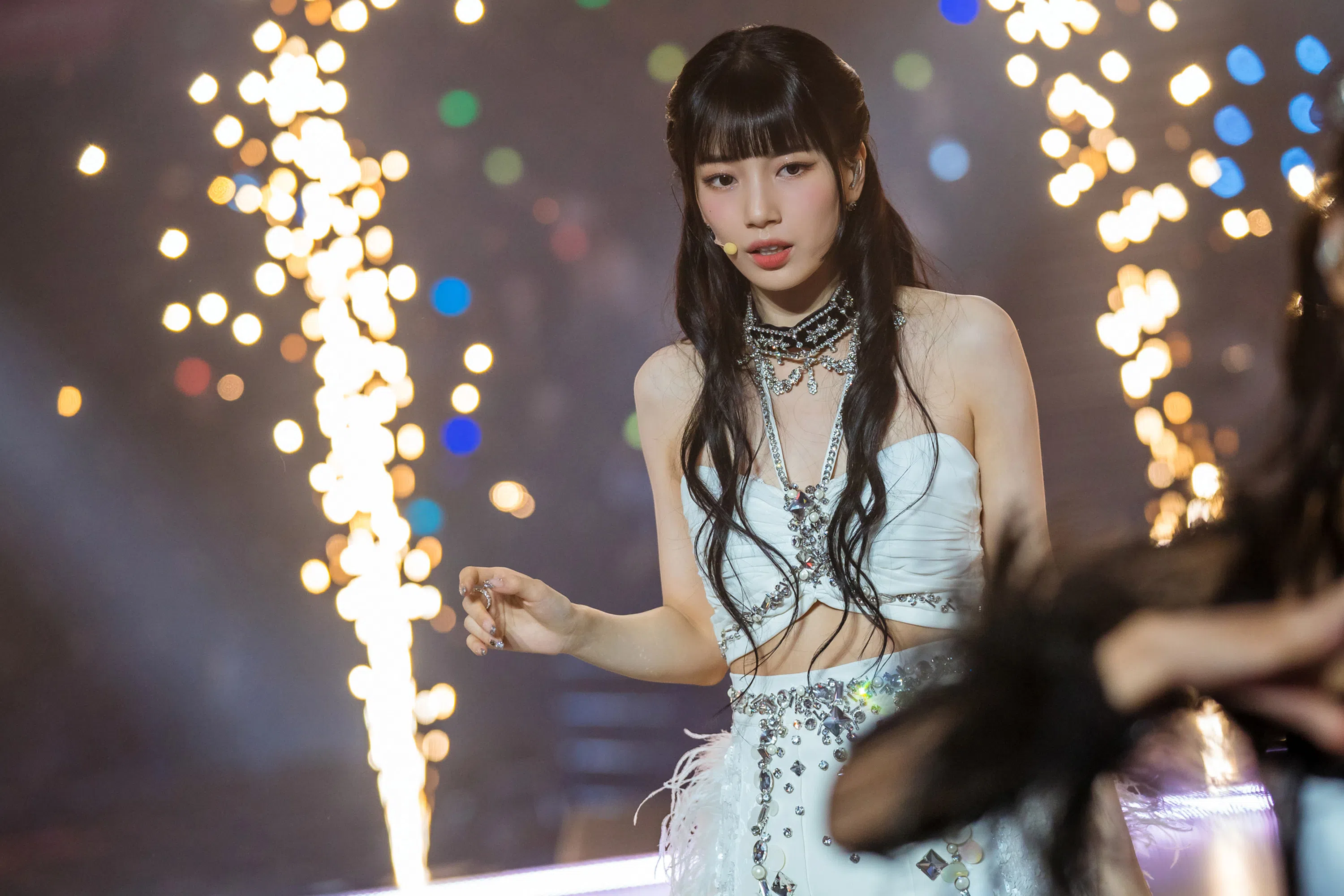 秀智在剧中饰演女团“Dream Sweet”的主唱李斗娜。（Netflix提供）