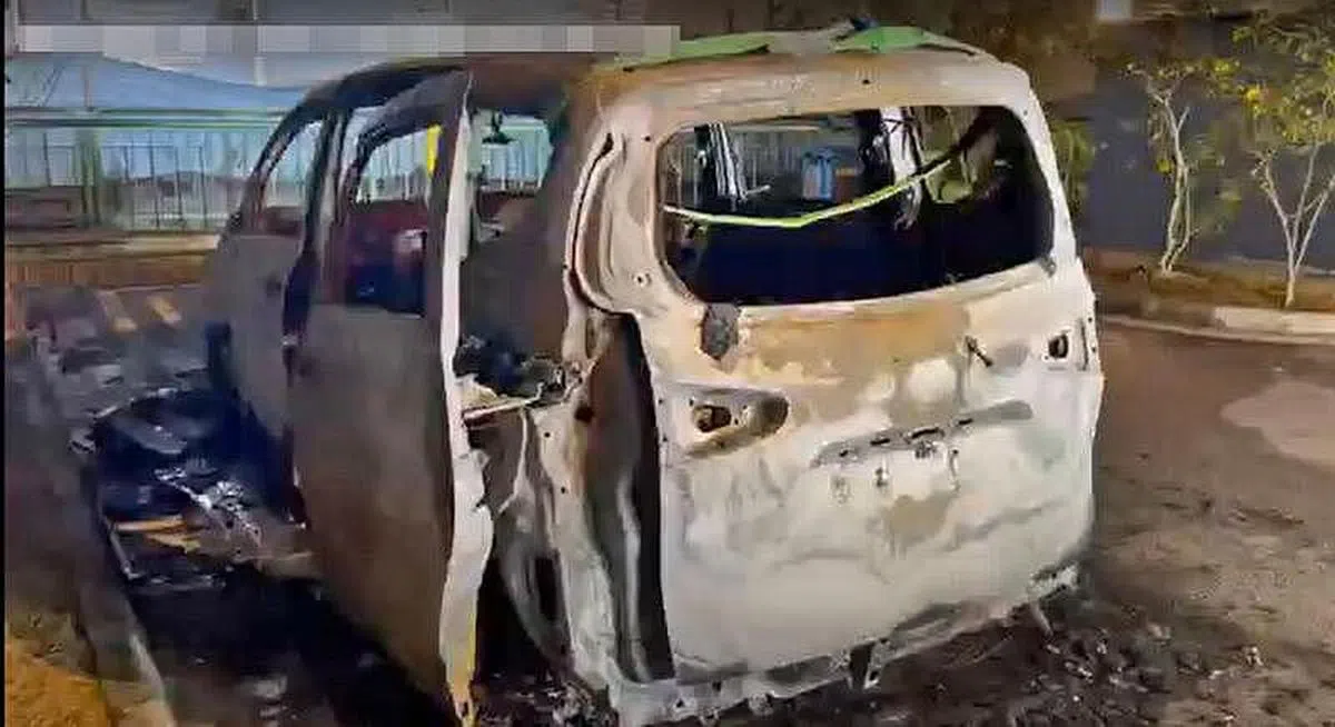 车子已烧成废铁。（受访者提供）