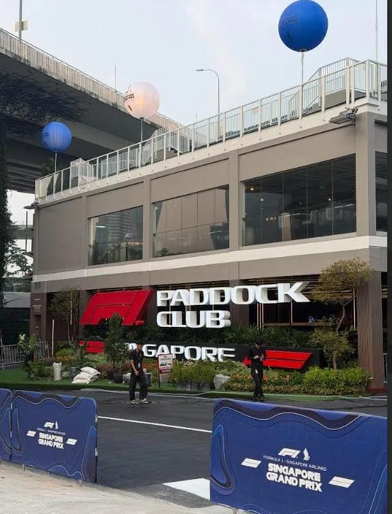 新加坡F1大奖赛的围场俱乐部（Paddock Club）设于车队车房上方，是赛事的高端接待空间。宾客可从专属观景区观看赛车驶过起终点直道，并享用餐饮和饮品。（甘田摄）