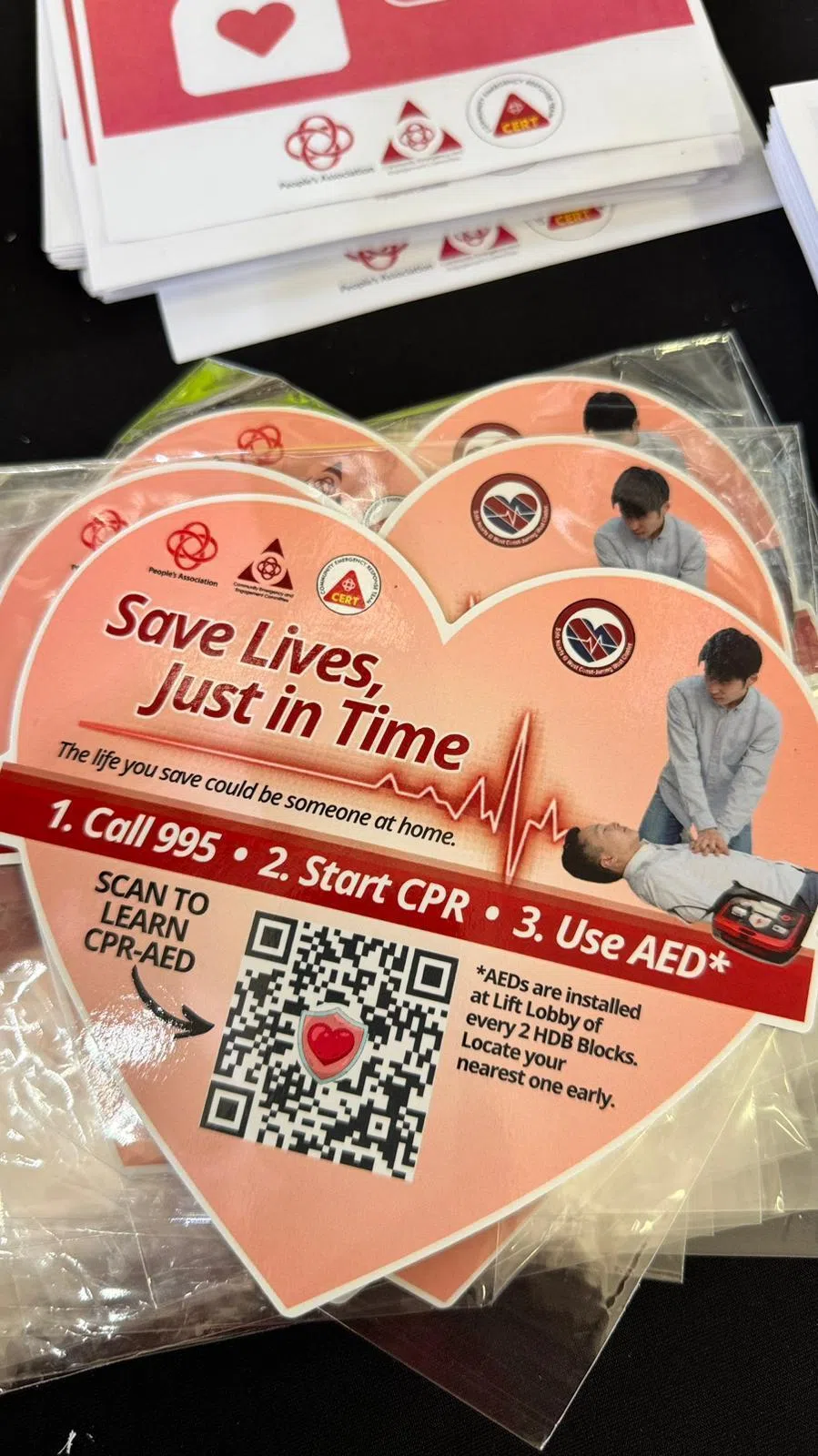 扫描冰箱贴上的QR码后，居民可浏览90秒的急救步骤教学视频。（人民协会提供）