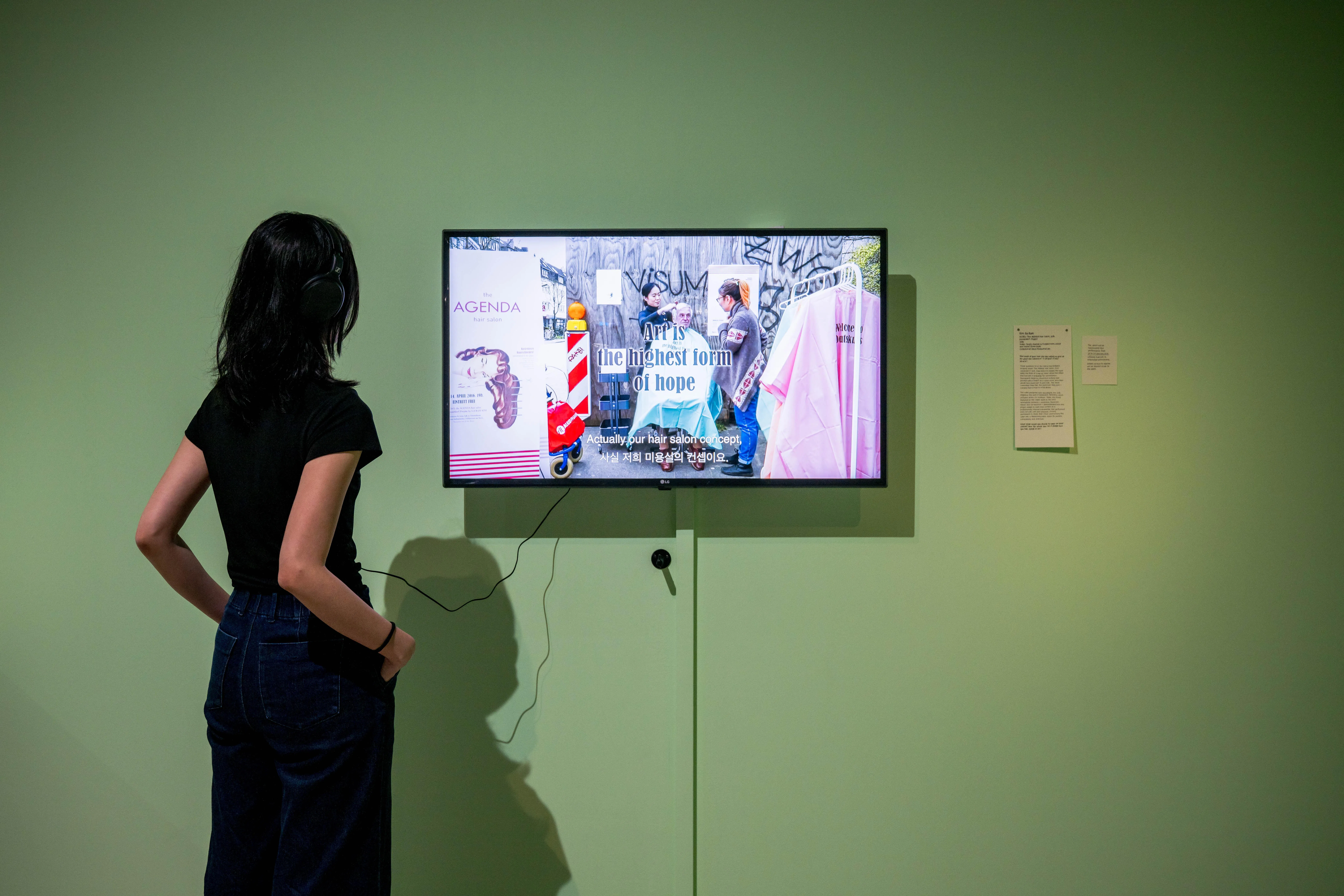 韩国艺术家Kim Ga Ram的《有议程的美发沙龙》视频。（新加坡美术馆提供）