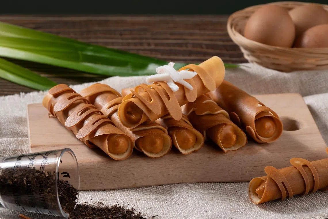 泰国的Tokyo煎饼，是一种类似日式卷饼的小吃，涂抹酱料有班兰或泰式奶茶可选。（受访者提供）