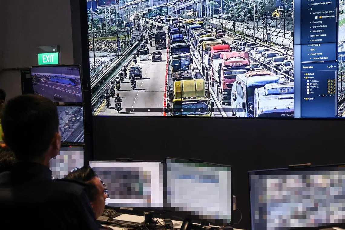 兀兰关卡综合行动指挥中心实时监测兀兰关卡交通情况。（白艳琳摄）