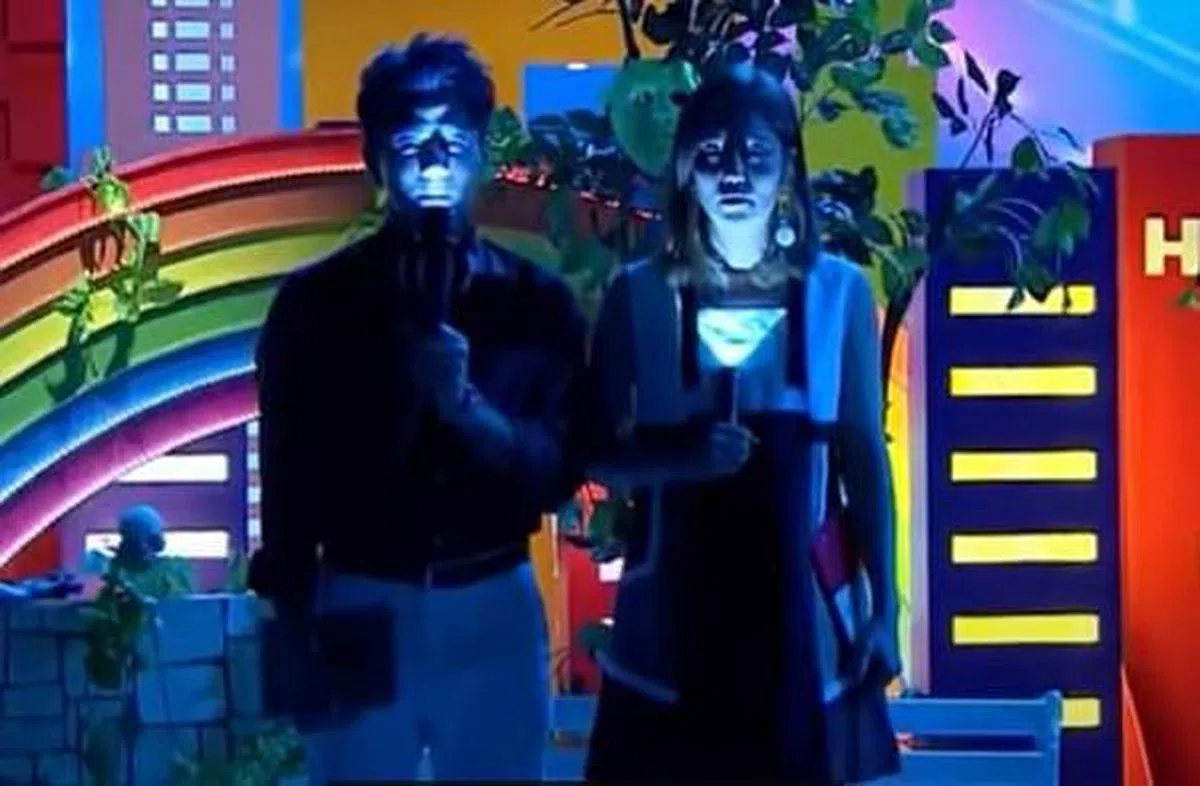 郭彦均（左）、莎莎主持节目“阴森”开场。（互联网）