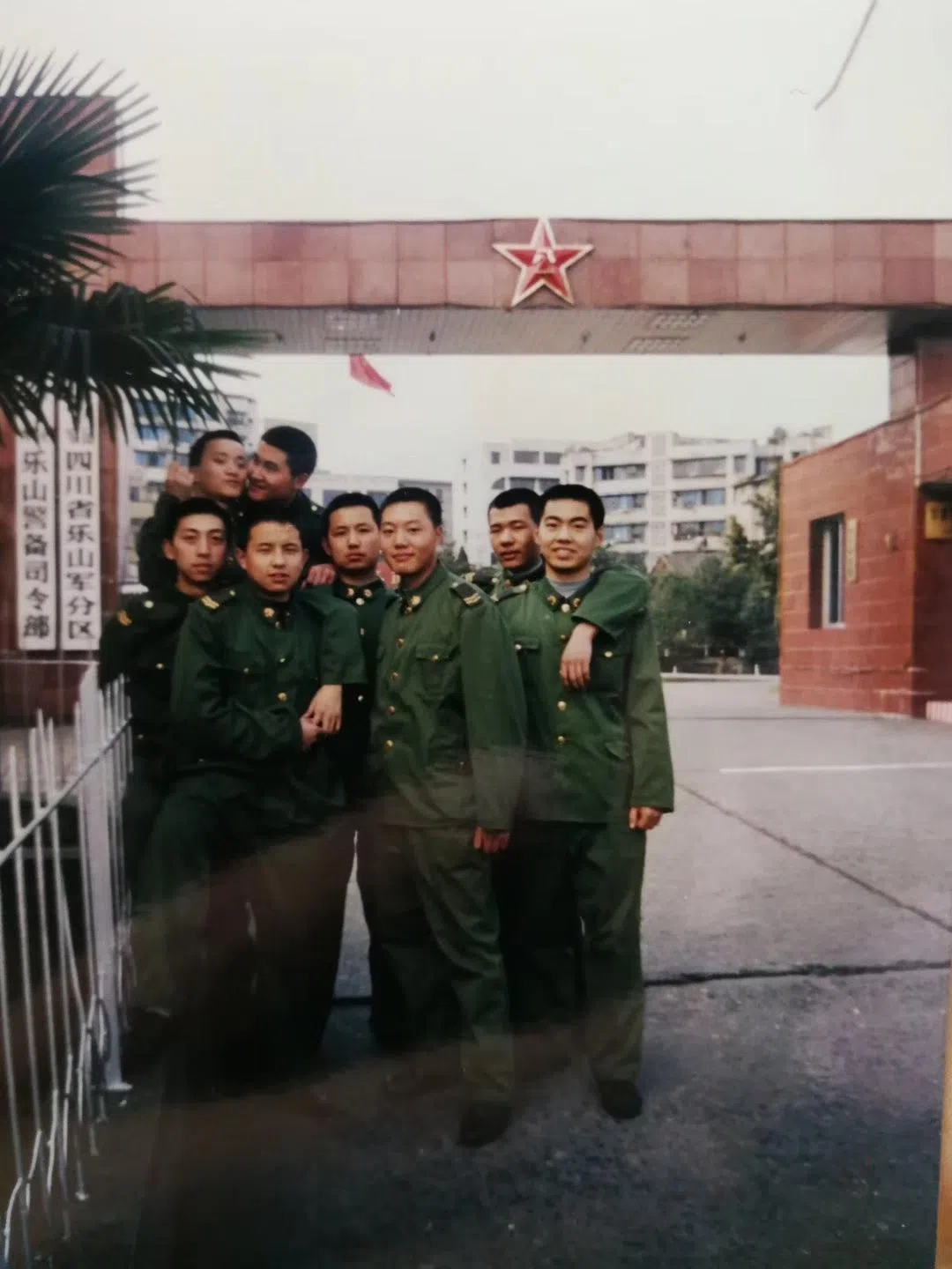 杜晓生（右三）18岁高中毕业后便入伍当兵。（受访者提供）