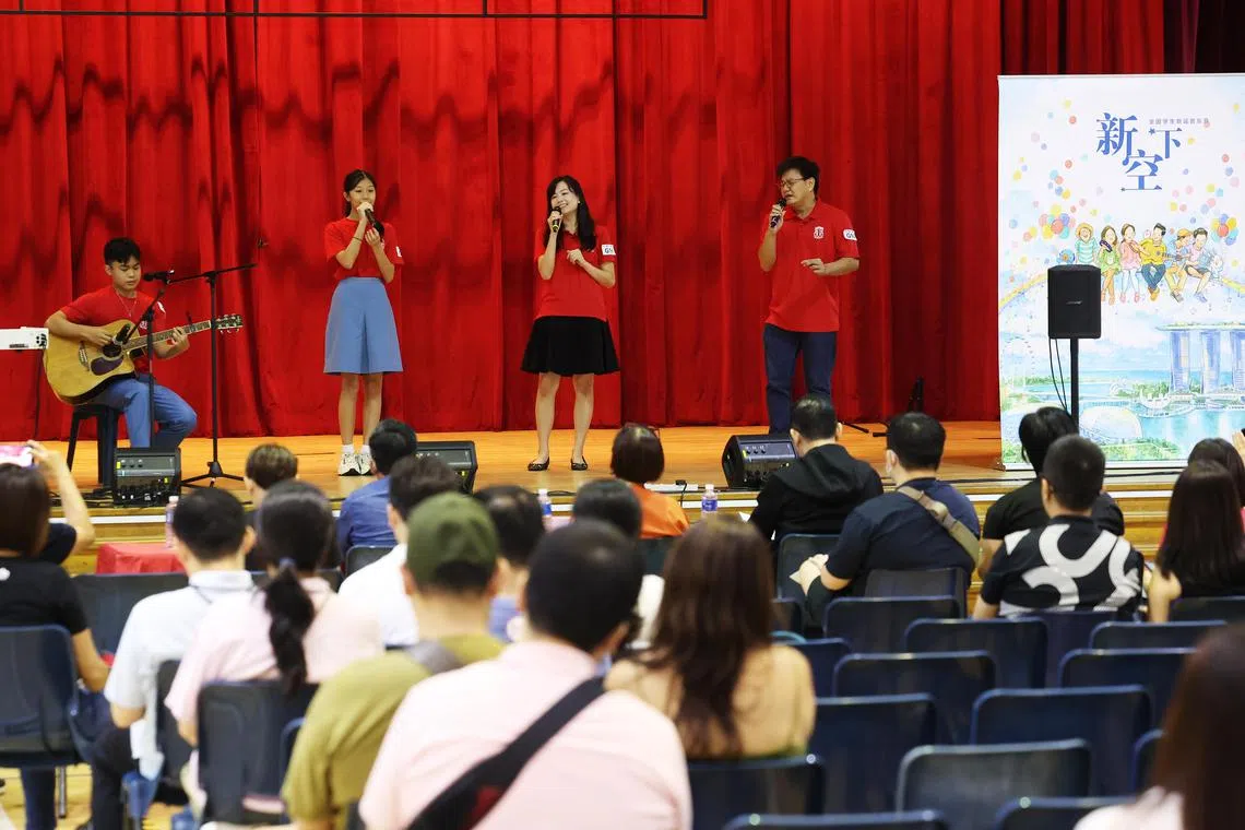 “圣婴之声”组合的中三学生珠连（左起）、陈沁含，以及学校老师林轩涵与何昇泉共同演绎《我的生活在这里》。（蔡家增摄）