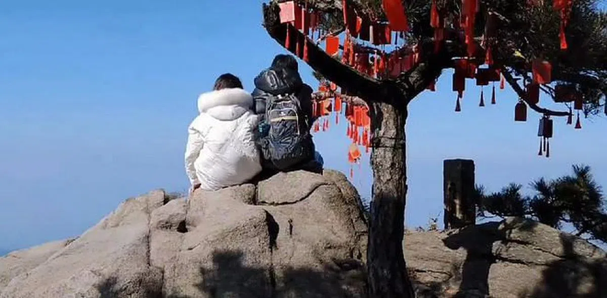 闫同学（右）称，他与2001年出生的妻子（左）是高中同学。两人在2018年（高二）时就在一起。（互联网）