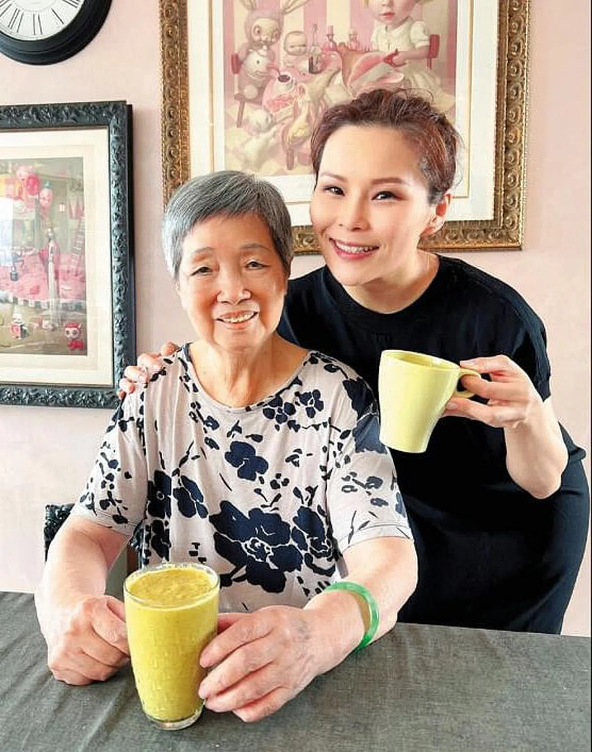 周蕙为妈妈准备绿拿铁及蛋糕。（网络）