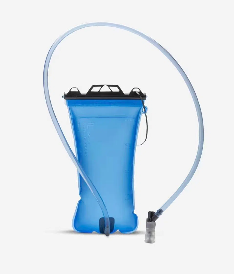 越野跑水袋设计贴合背部，跑动时不易晃动。（取自Decathlon官网）