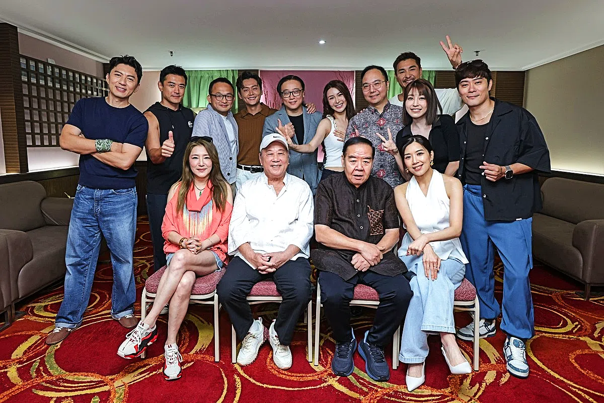 张振朗（中排左四）到马来西亚拍摄贺岁喜剧电影《黄金囍事》，参演的港星包括夏雨（坐者左二起）、郑则仕、黄智雯、袁伟豪（中排左一）、陈展鹏（最后排者）。（互联网）
