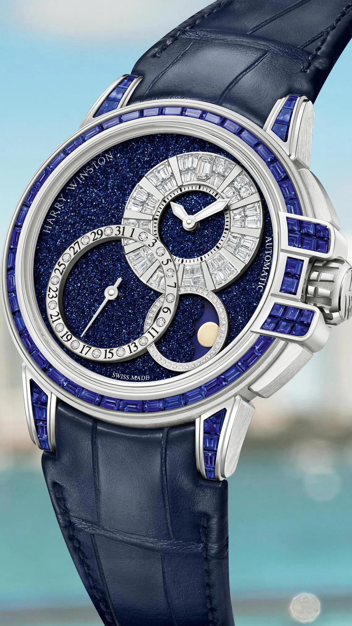 海洋Ocean系列镶钻月相长方钻自动腕表42毫米，采用非对称布局，巧妙呈现月相、时间与日期。（海瑞温斯顿提供）