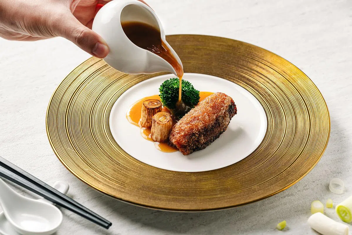 葱烧汁脆皮猪婆参入口软滑，鲜嫩多汁。（餐馆提供照片）