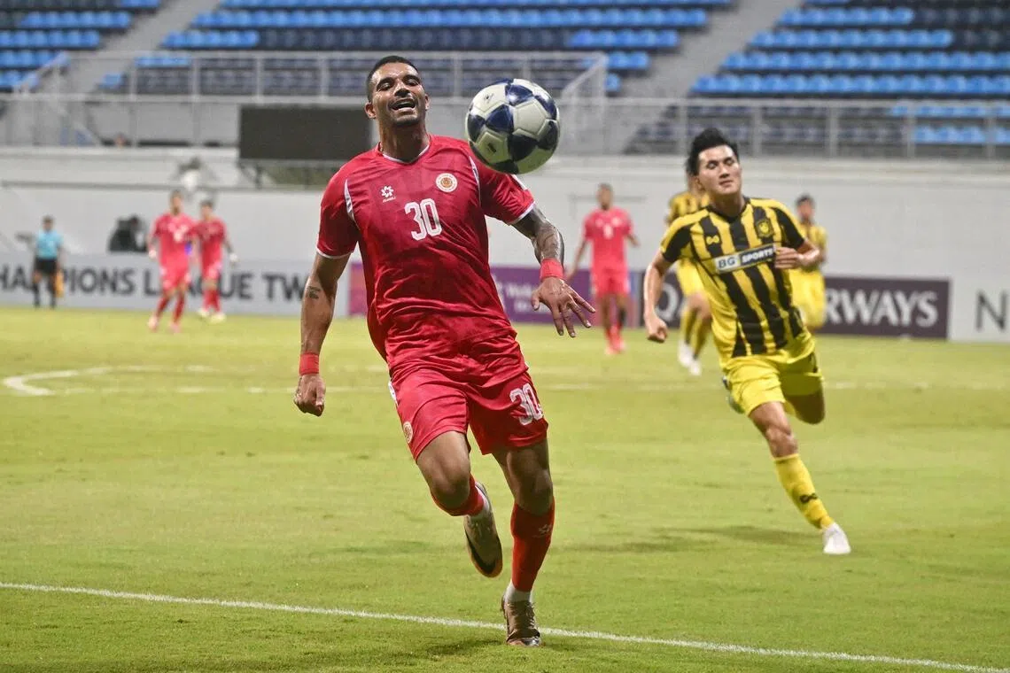 亚足联指出，河内公安的巴西前锋阿尔维斯（左）和澳大利亚中场莫鲁克在上场比赛后，视为“完成”禁赛。此役两人也正常首发上阵，但未能取得进球。（海峡时报）