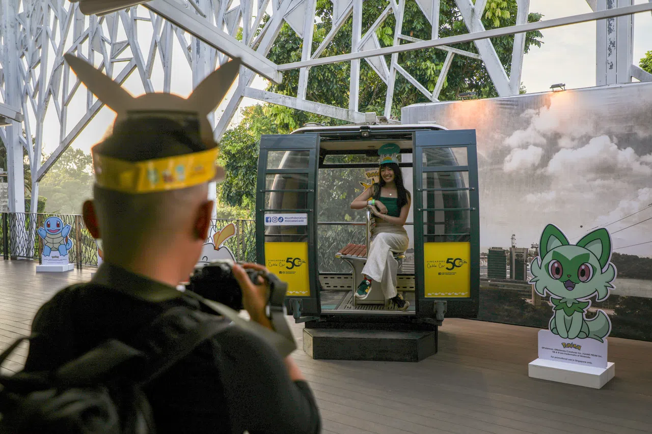 游客们也可以到花柏山顶的摄像区与宝可梦缆车合照。（林泽锐摄）