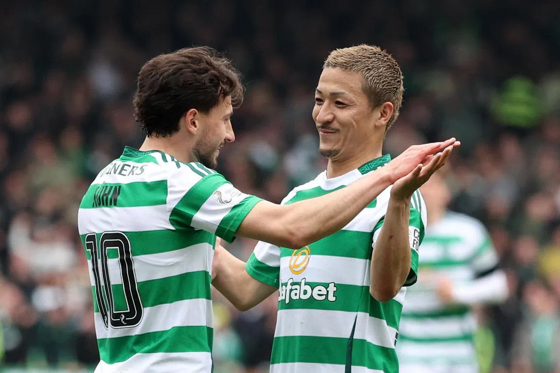 凯尔特人边锋库恩（左）上半场梅开二度，两个进球都由日本前锋前天大然（右）助攻。另一名前锋伊达（不在图内）也在下半场替补上阵后连进两球。（路透社）