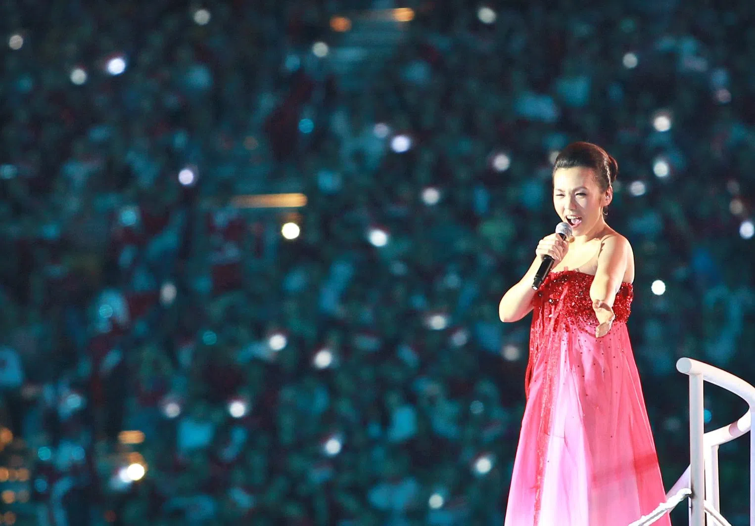 2010年新加坡国庆庆典的压轴表演请来陈洁仪重唱爱国歌《家》。（档案照）