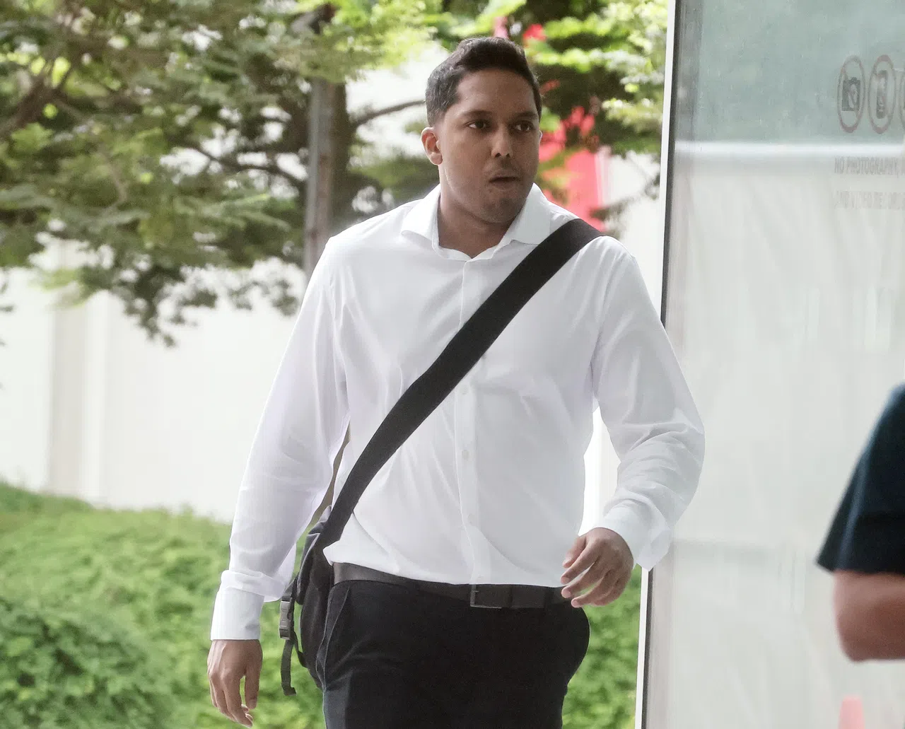 被告坎济班承认一项抵触公司法的罪名，被判坐牢一周。（海峡时报）