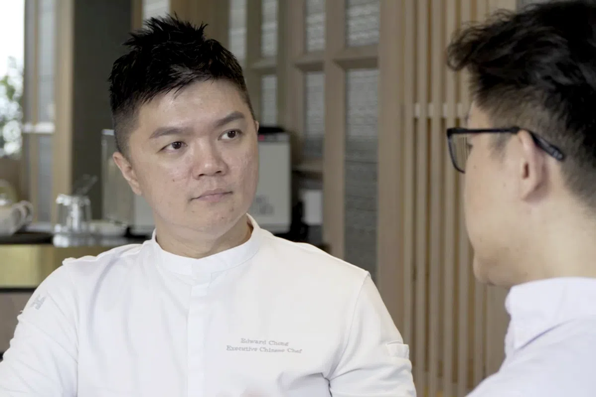 钟腱腾（左）19岁来新学厨，在2017年出任鸿桃轩主厨，近年来屡获国际大奖。（视频截图）