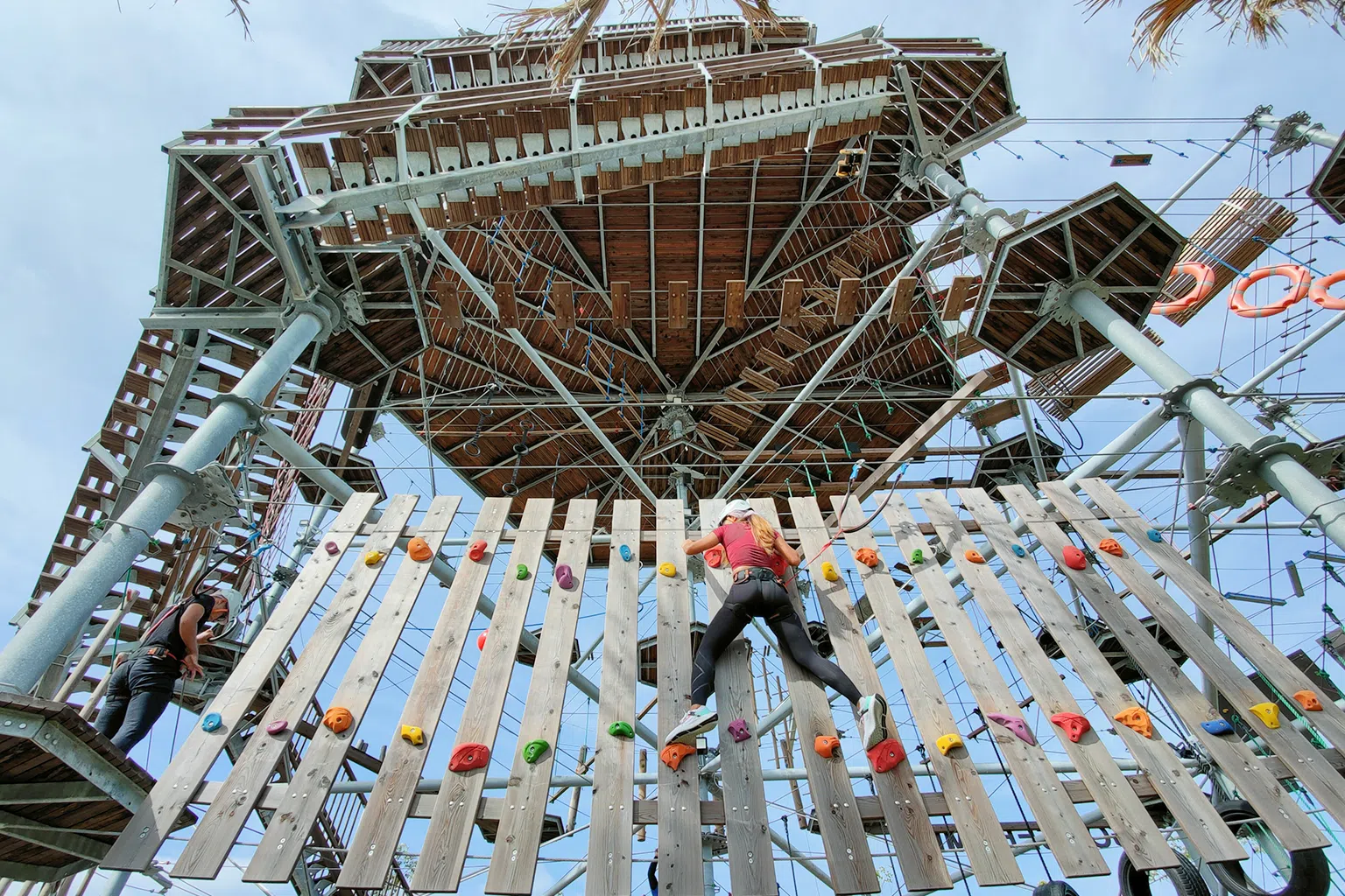 高空绳索挑战是对体能与冒险精神的双重考验。（图/商家提供）