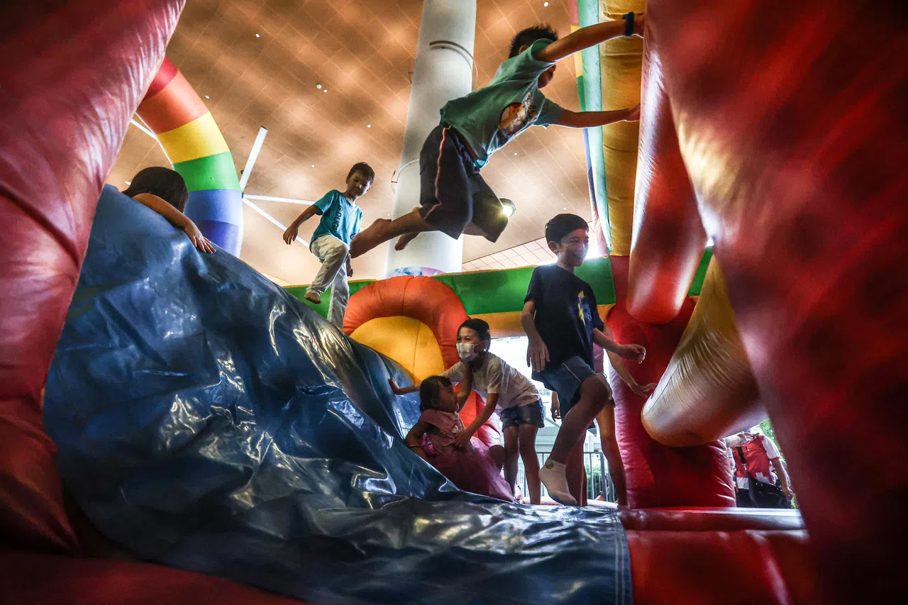 小朋友在榜鹅综合社区中心One Punggol的充气城堡里玩得不亦乐乎。（关俊威摄）