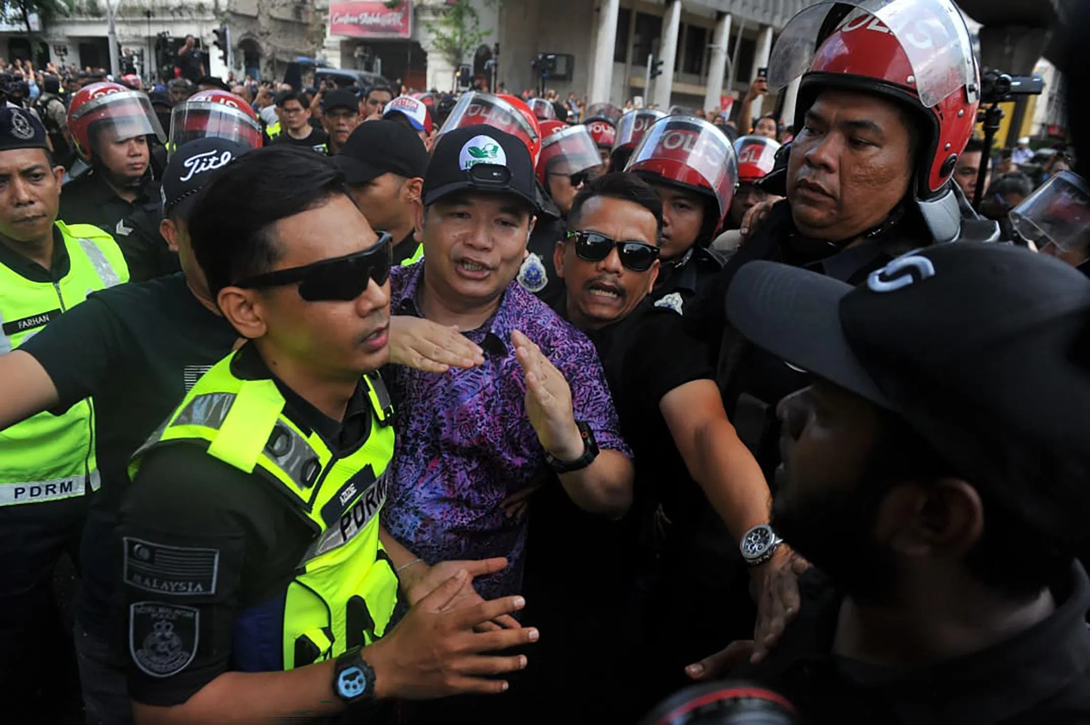 马来西亚前经济部长拉菲兹（中）是集会演讲人之一。他上场前一度遭警方阻拦，准备将他带离现场，引起集会者强烈反应，并与警方发生推挤，现场气氛一度陷入紧张。（东方日报）