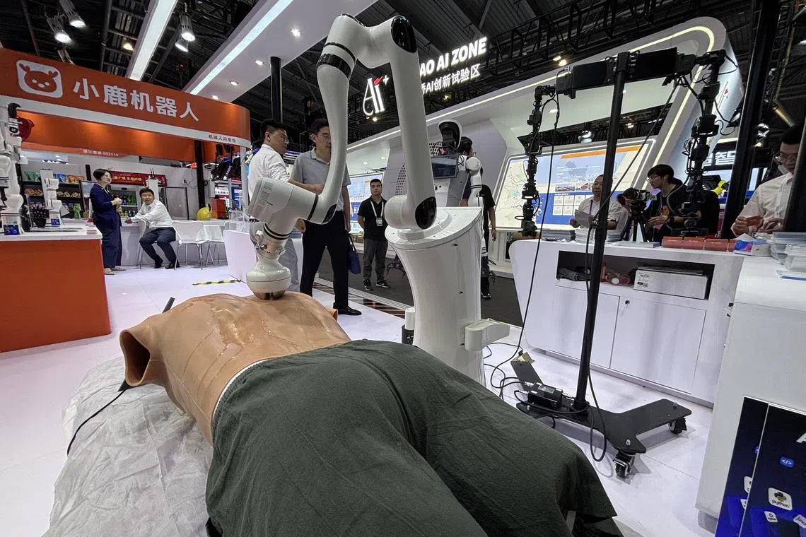 睿尔曼智能的机器人正在展示背部按摩。（黎康摄）