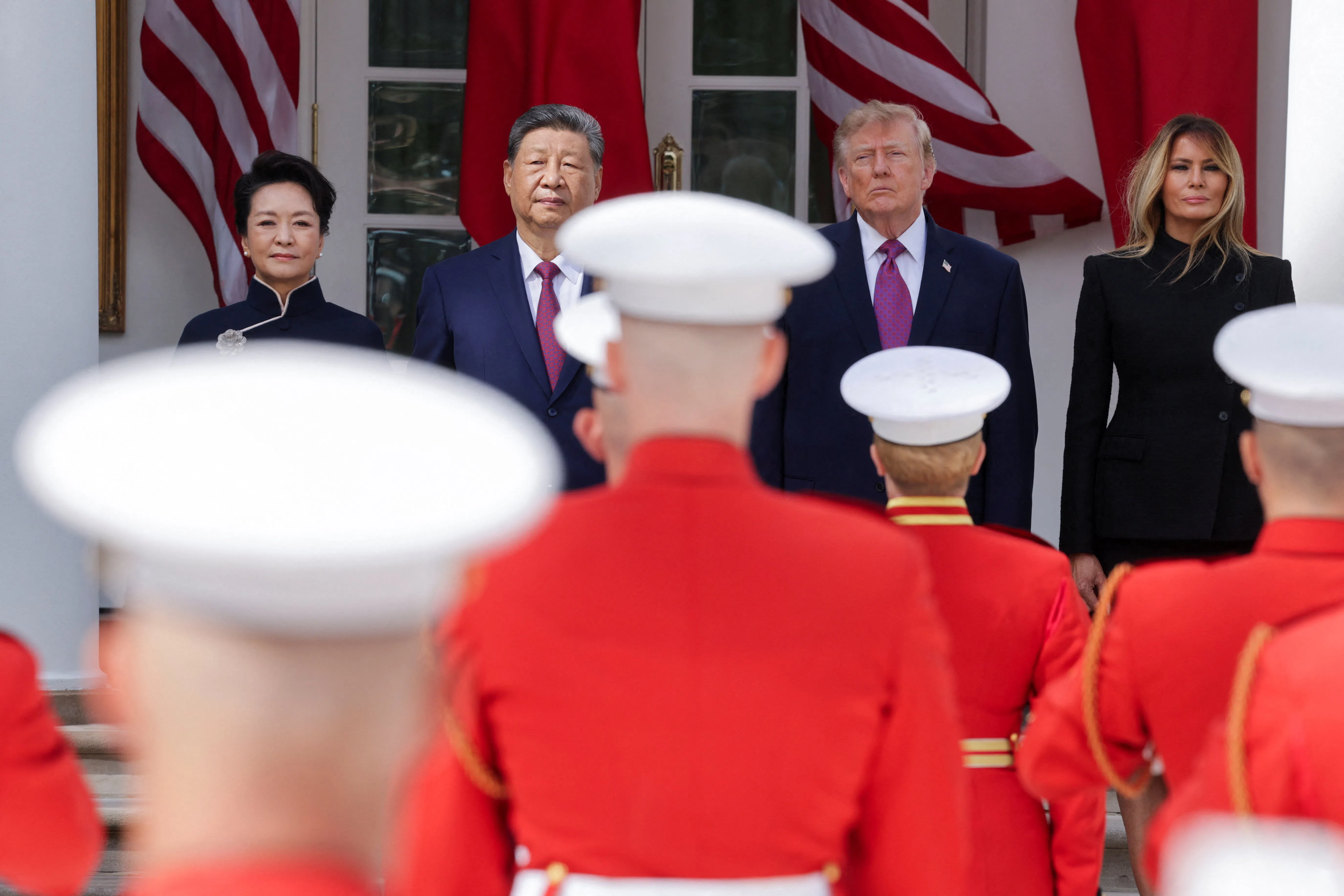 图为美国总统特朗普（右二）与第一夫人梅拉尼娅（右一），中国国家主席习近平（左二）与夫人彭丽媛（左一）星期四（9月24日）上午在白宫玫瑰园观看阅兵仪式。（路透社）