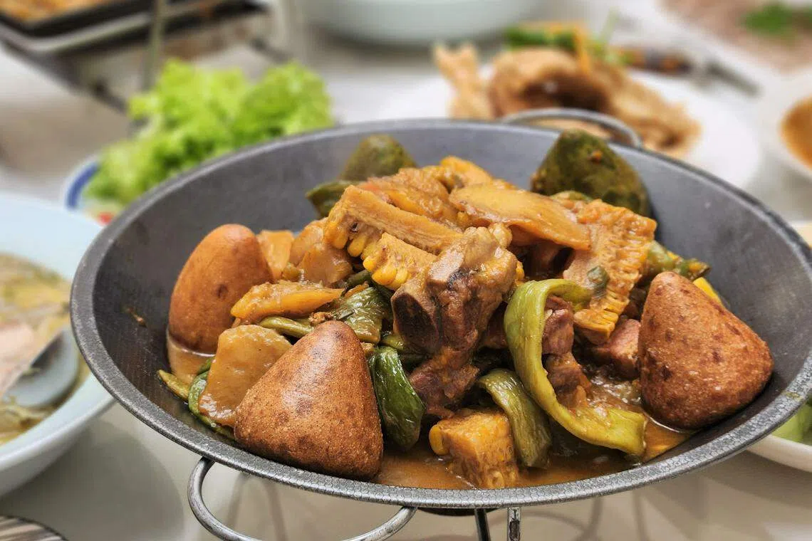 一锅出有马铃薯、玉米、猪肉和窝头（东北馒头）等，炖得入味但不会过烂。（陈爱薇摄）