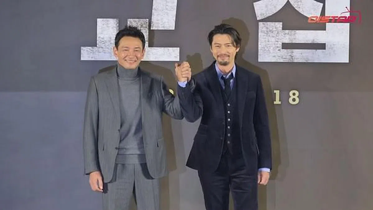 黄晸珉（左）在记者会上追问玄彬和孙艺真交往的时间点。（互联网）