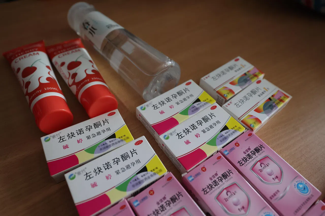 执法人员在按摩院中搜出多盒紧急避孕药，以及一些润滑剂。（陈斌勤摄）