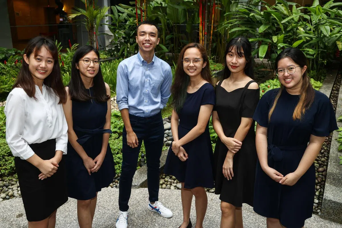 华文媒体集团新报业媒体新闻从业奖学金得主，（左起）马菁、郑欣恩、黄俊恒、李嘉敏、黎芷君，以及柯悦。另一名奖学金得主吴佳芸因人在国外，因此缺席这次的颁奖仪式。（李健玮摄）