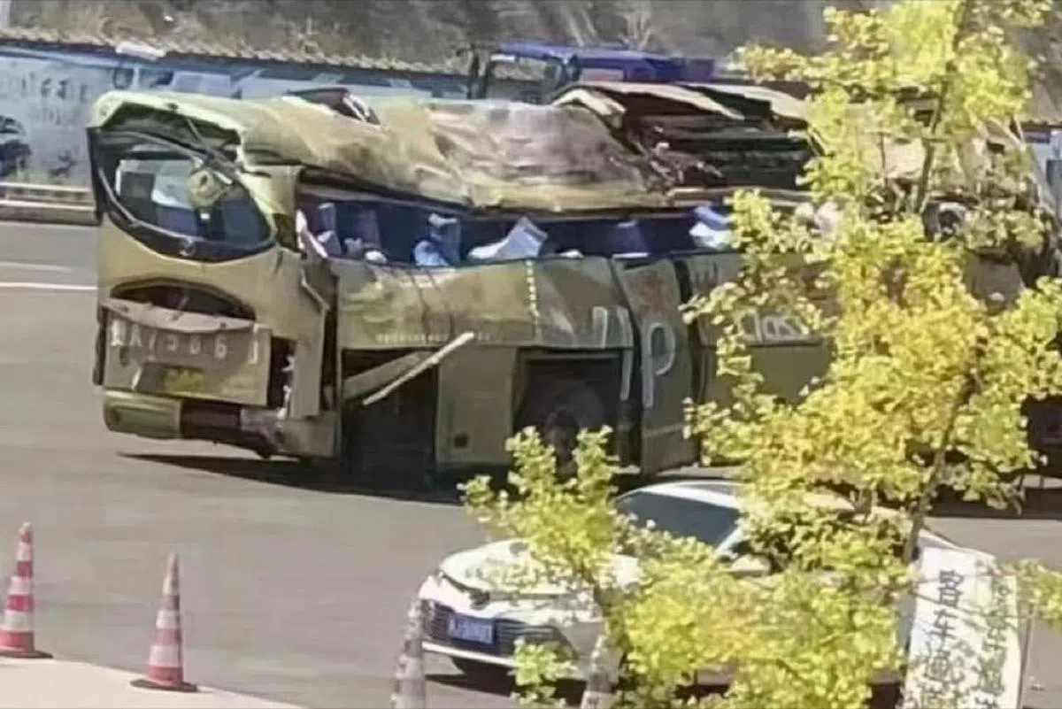 无论是道歉还是追责，都换不回27条鲜活的人命，更多民众关心的是，这起悲剧能否让官方重新衡量不惜一切代价防疫的利弊，彻底杜绝屡屡发生的防疫乱象？图为车祸后损毁严重的客车。（互联网）