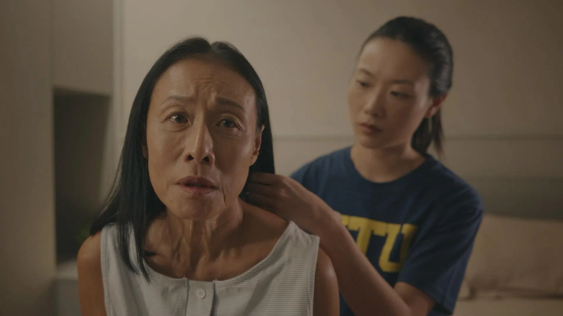 陈琼华（左）在短片《重围》饰演失智症患者，与女儿林诗安的母女戏演出自然动人。（连氏基金、新加坡失智症机构提供）