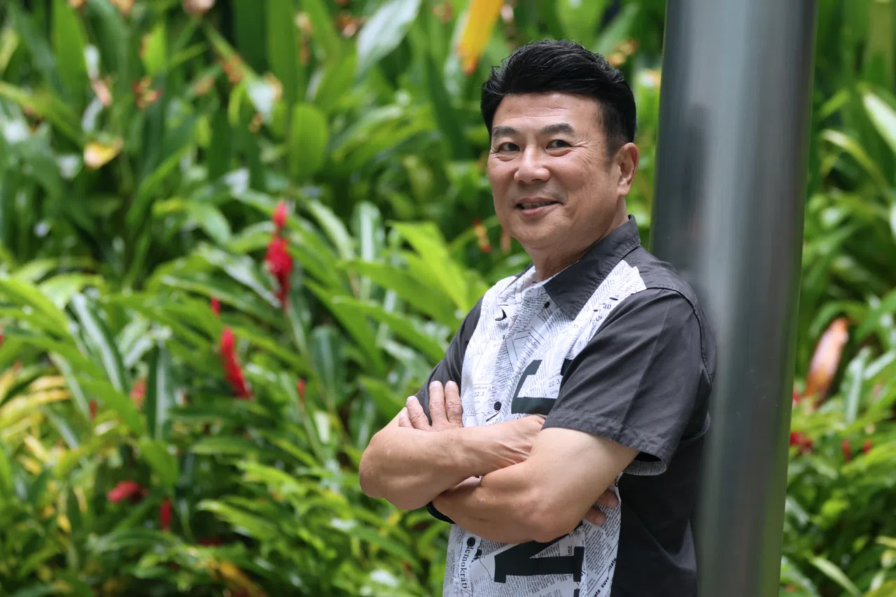 梁志强说如果票房破500万就准备游泳横渡新加坡河，他笑说自己要积极健身确保没有肚腩。（梁麒麟摄）