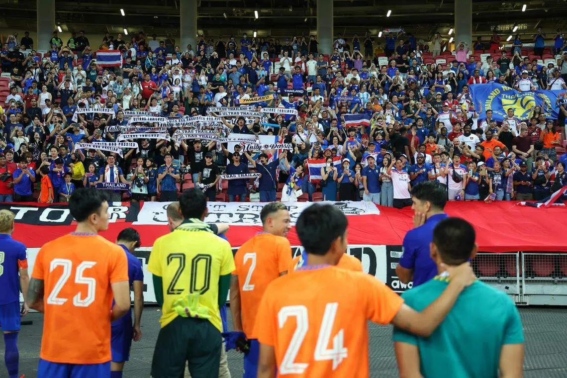 泰国球员赛后和球迷一起庆祝胜利。（林明顺摄）