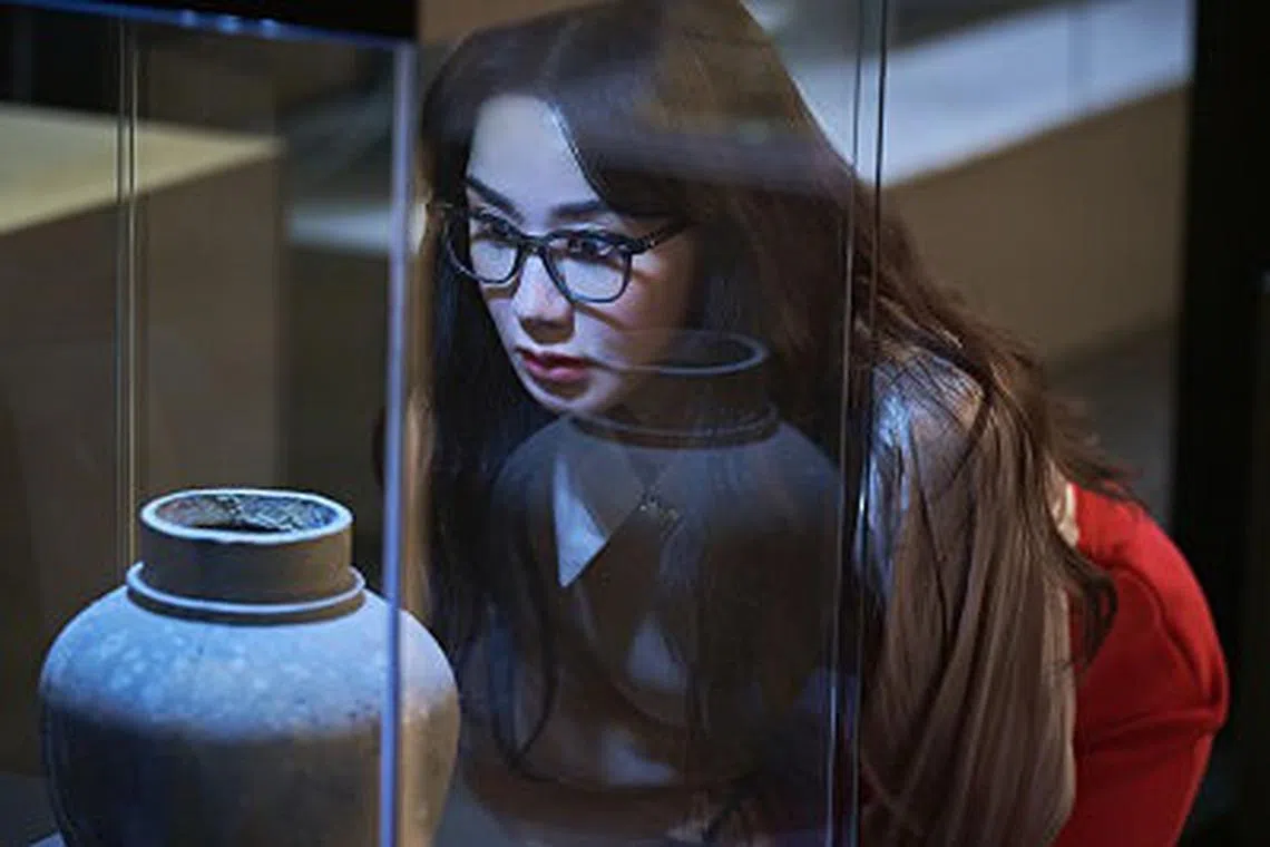 严正化在“Miss Fortune”饰演专业骗徒。（互联网）