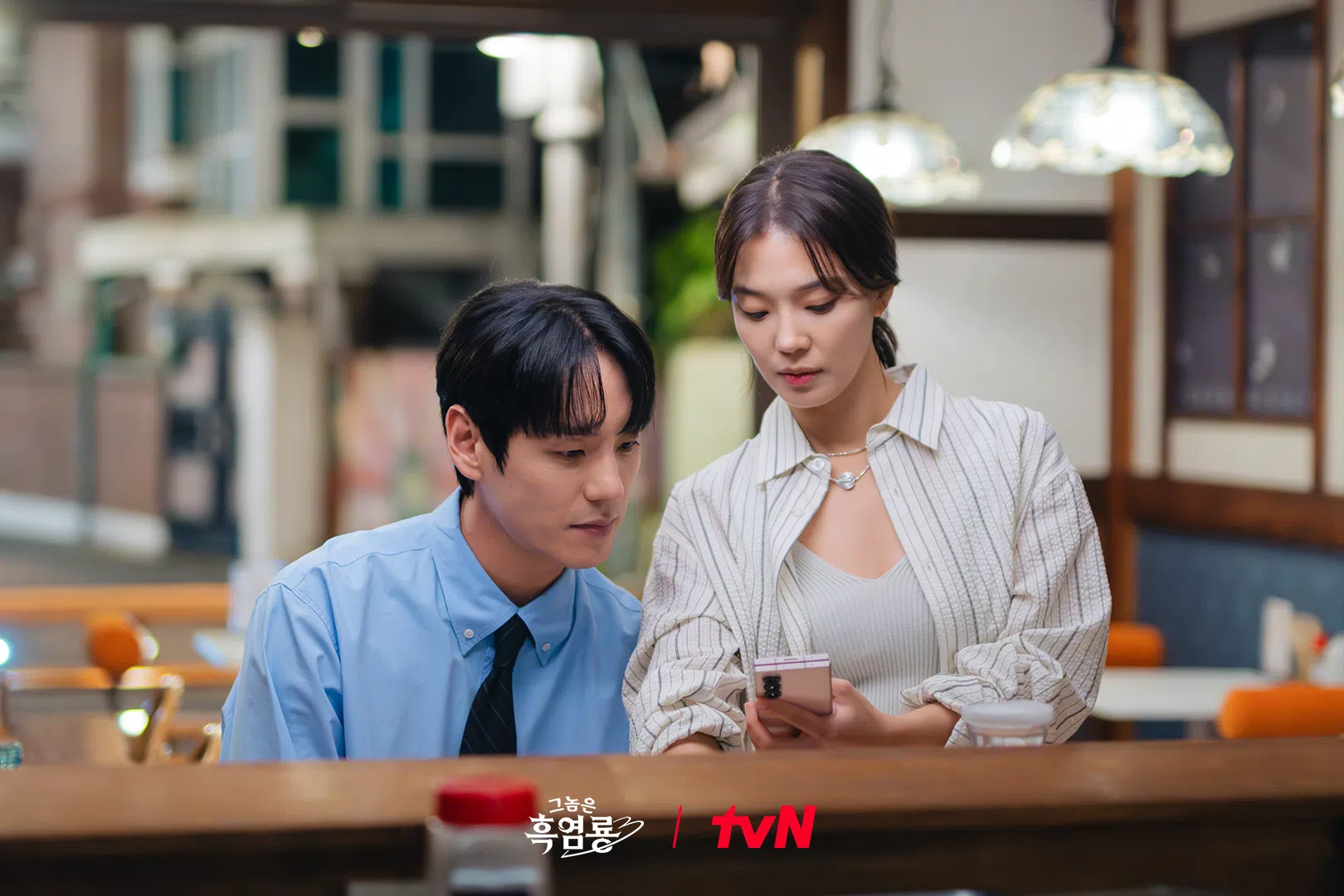 林世美（右）和郭时旸在剧里进度神速，第二次见面就发生关系。（取自tvN Drama脸书）