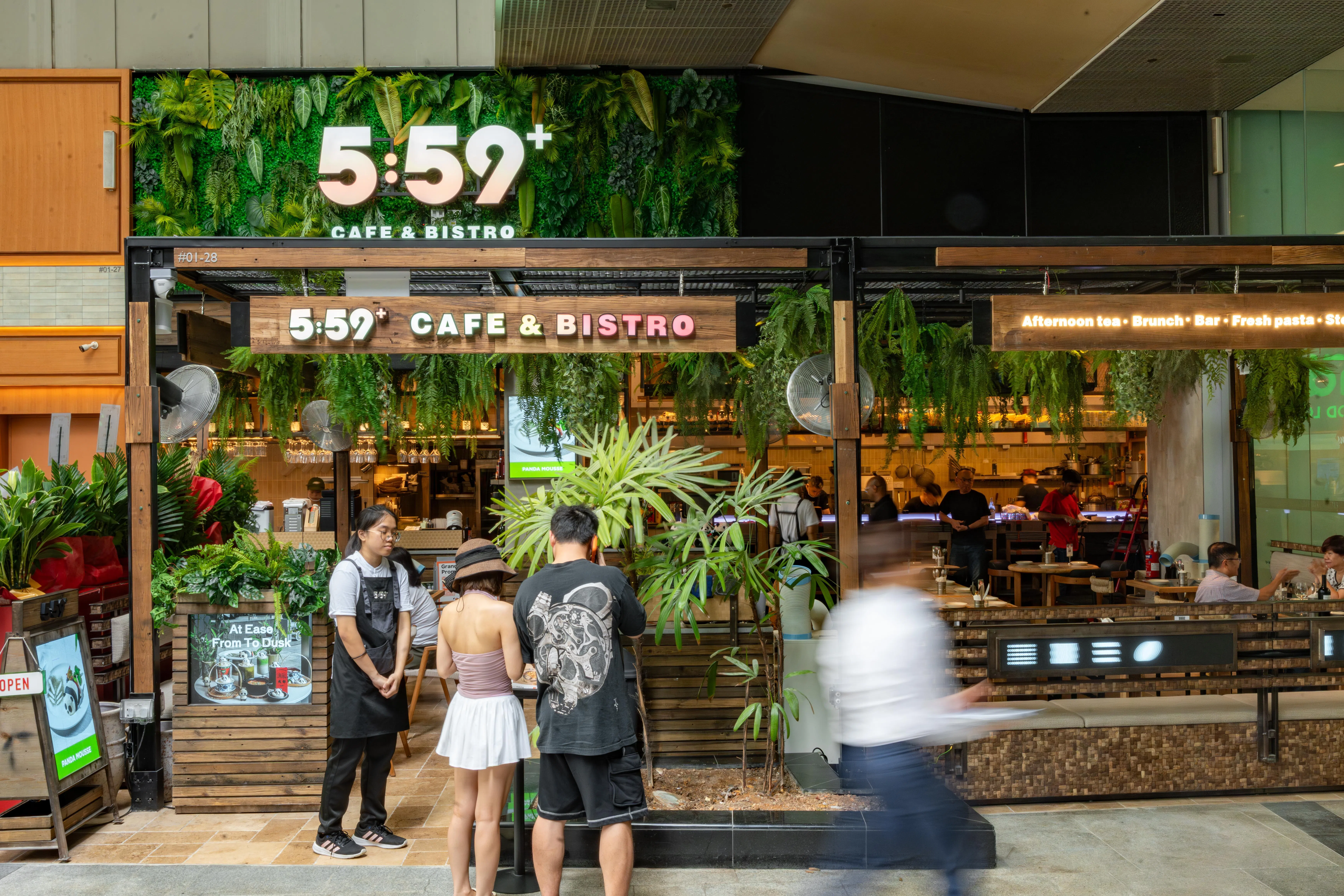 开设在313@Somerset的熊猫主题餐馆5:59+ Cafe & Bistro。（餐馆提供）