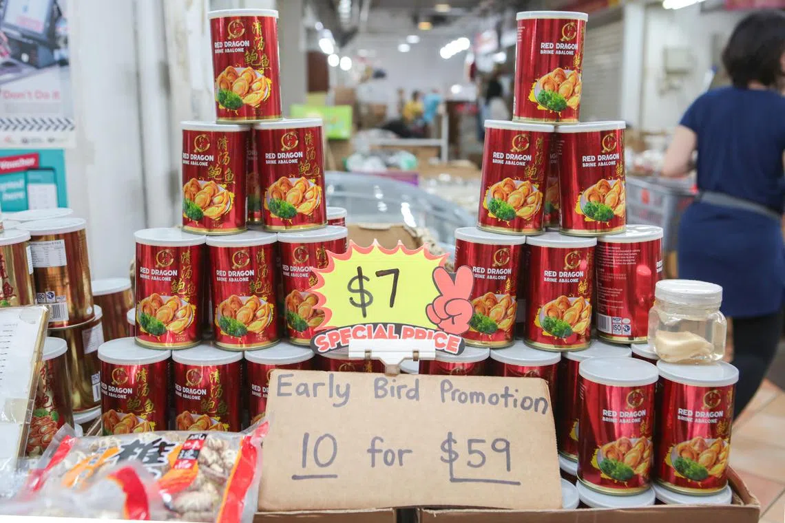 受访干货批发商指出，墨西哥等多产地鲍鱼价格下降，鱼鳔、干贝等新年热销商品售价略有上升，但今年整体海味需求相比往年较疲软。（刘志诚摄）