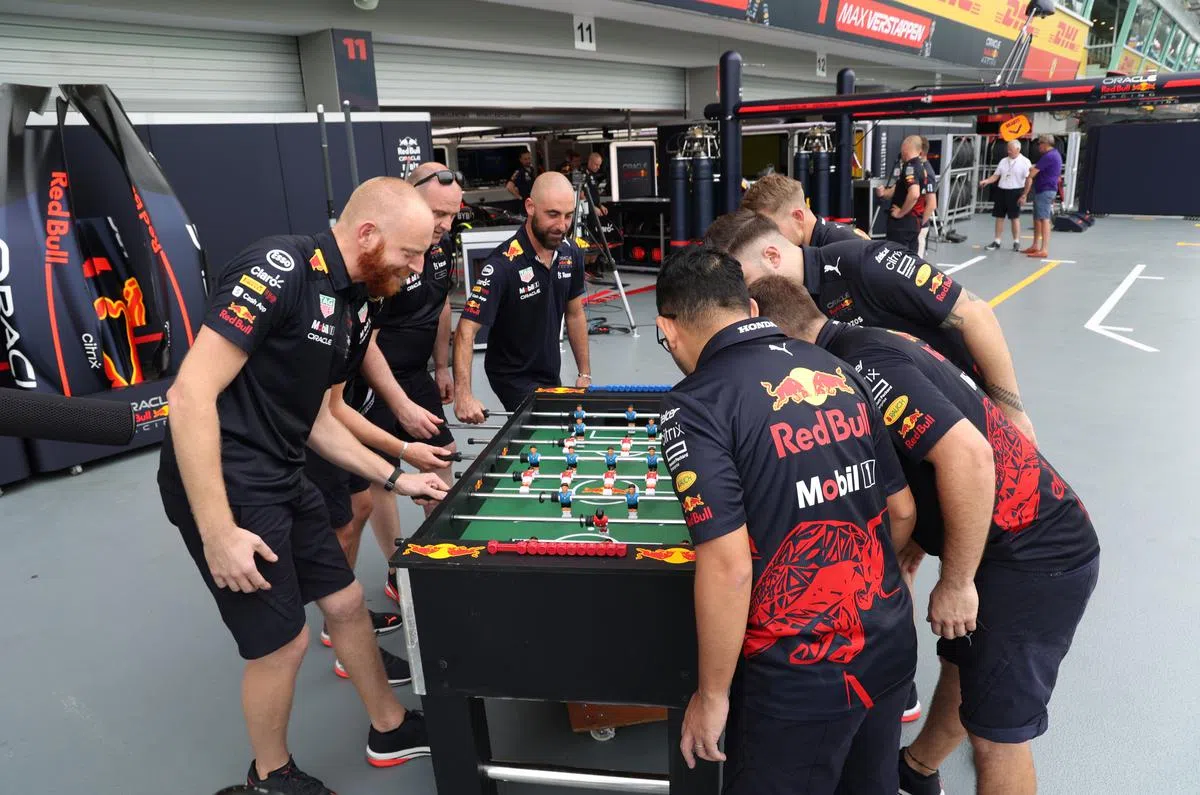 红牛车队工作人员忙里偷闲，玩起桌上足球。（张思庆摄）