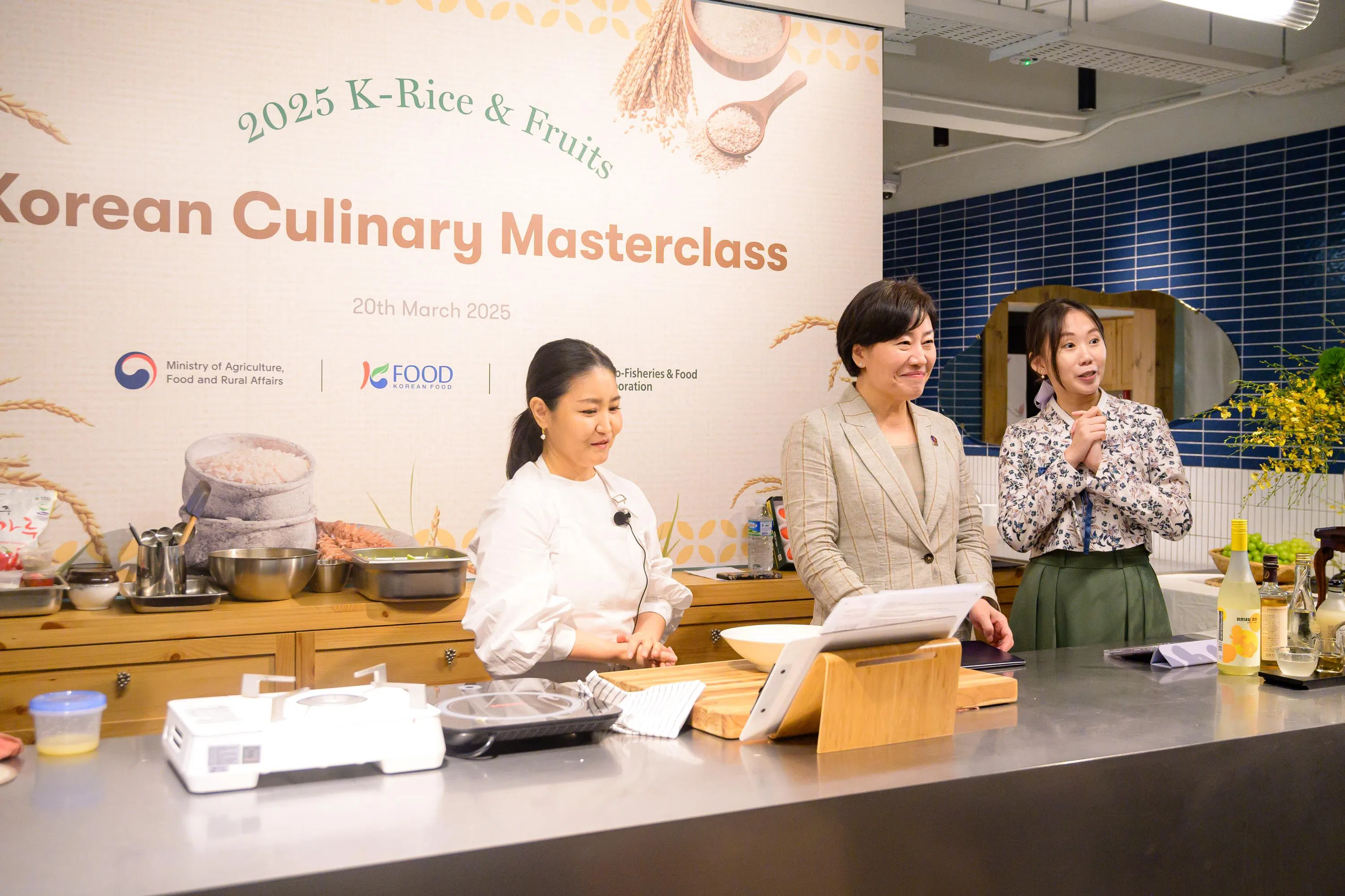 
食材推介会的荣誉嘉宾是韩国农林畜产食品部长官宋美玲（左二），左一为韩国料理烹饪老师Hyuna Kim。韩国驻新加坡大使洪镇郁也在现场（不在镜头内）。（aT提供）