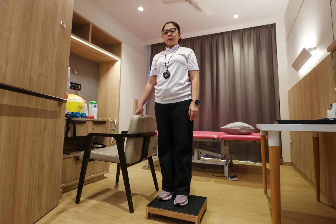 之后，另一只脚跟着踏上。（游甯稀摄）