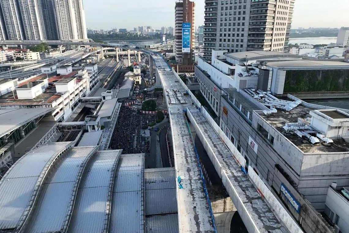 新柔地铁通车后，兀兰北站和武吉查卡站都采用“一地两检”概念，乘客出发时可一次过办理出发地出境和目的地入境手续，下车后无须再通关。（陆交局提供）