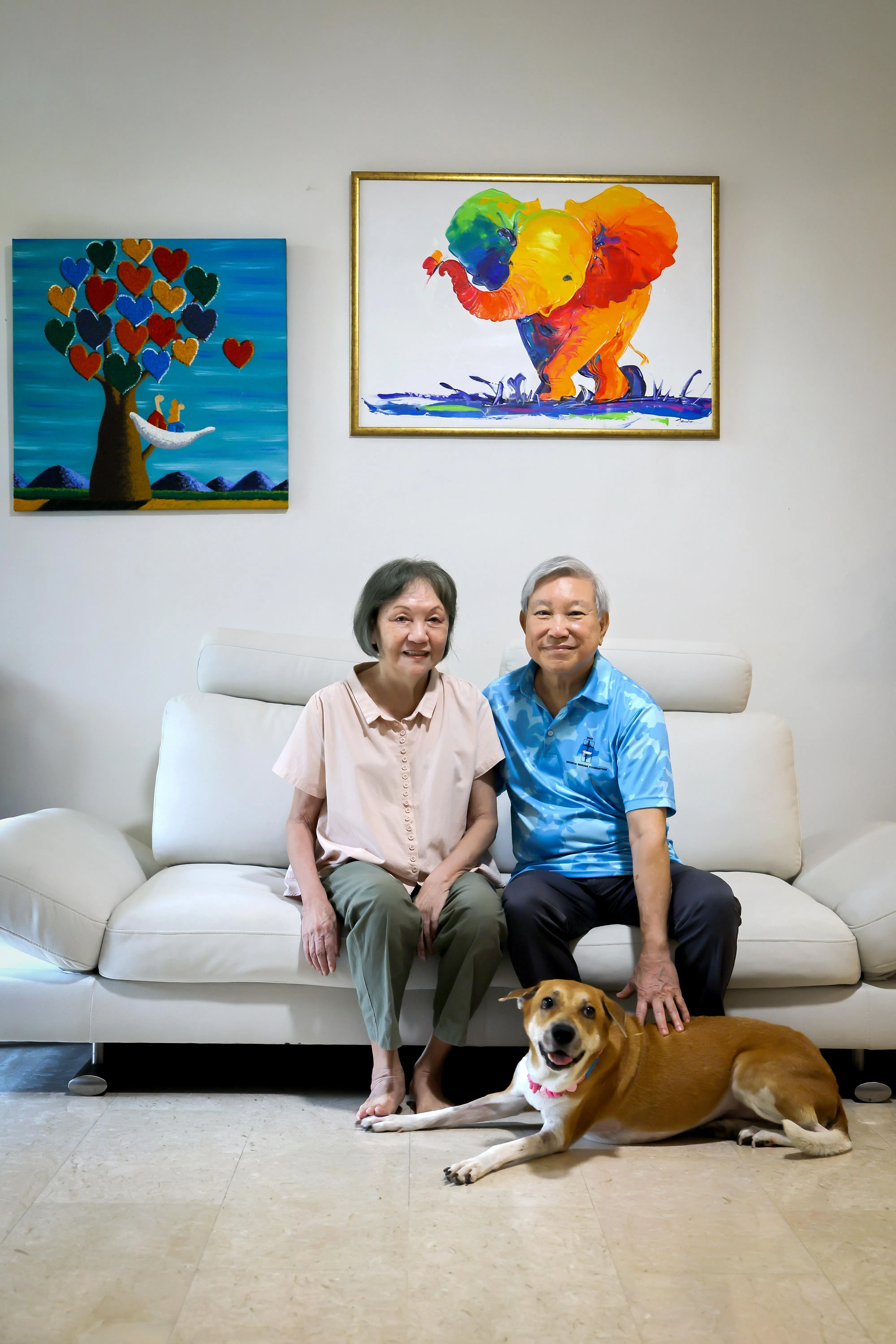 黄家珍（左）感激先生沈宝春一直陪伴左右，两人经常一起外出散步和遛狗。（龙国雄摄）