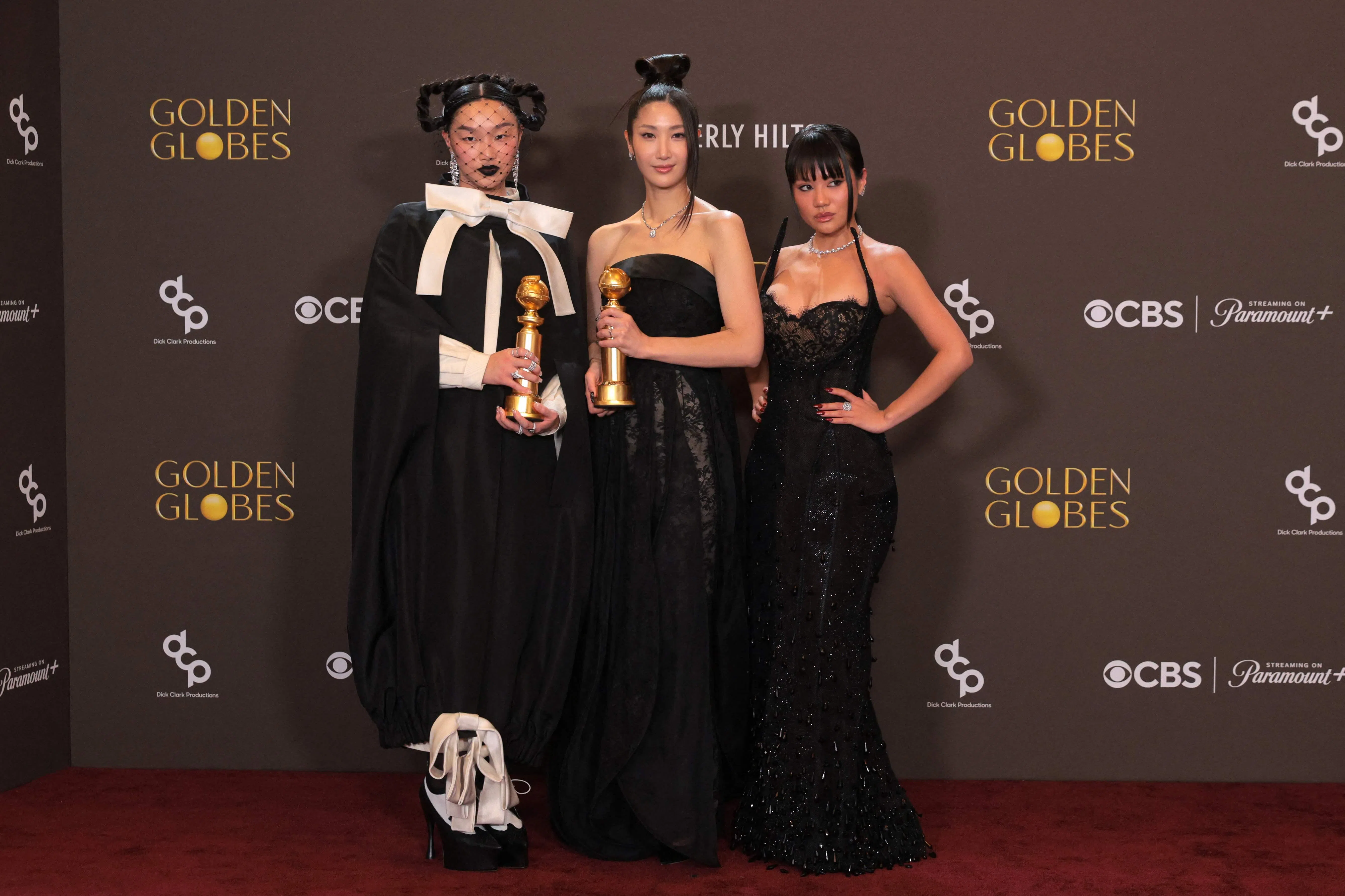 Netflix动画电影《Kpop猎魔女团》（KPop Demon Hunters）中的“Golden”获得最佳原创歌曲，左起为歌手Audrey Nuna、EJAE和Rei Ami。（法新社）