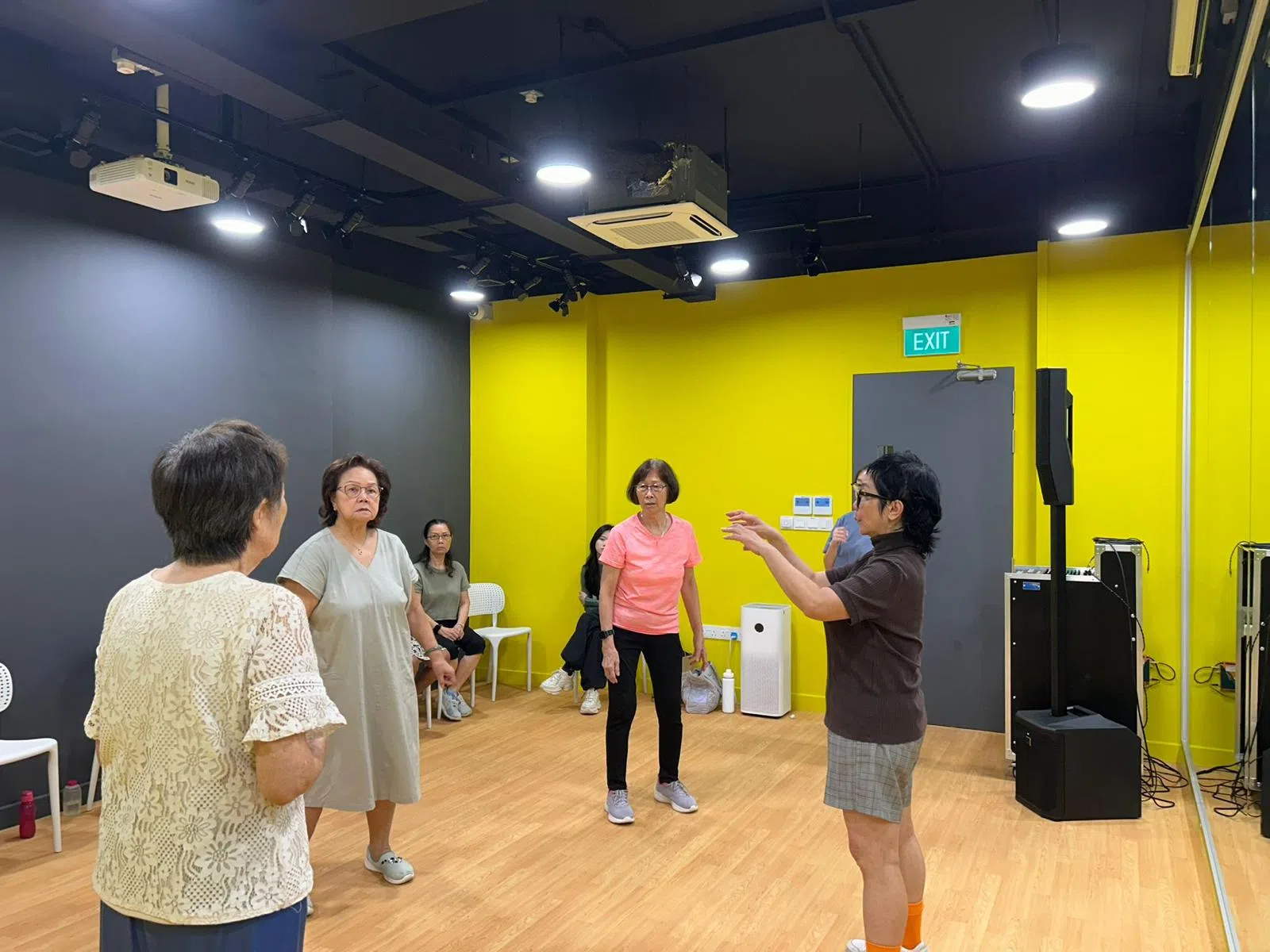 本地资深剧场工作者韩雪卿（右）多年来积极推动年长者戏剧计划。（受访者提供）