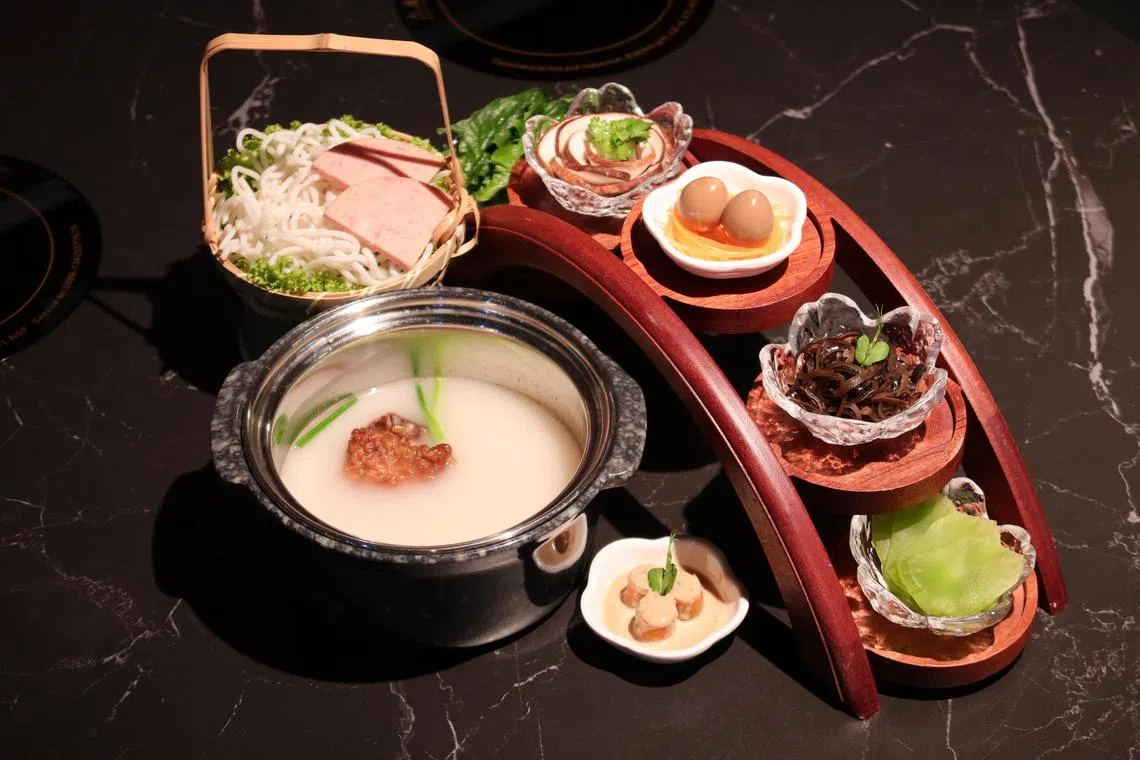 每天新鲜空运自云南的经典过桥米线，现有$19.90特价优惠。（餐馆提供）