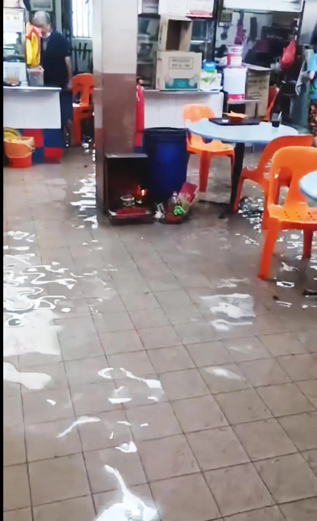 前业主经营的华华咖啡店每逢大雨就会淹水，积水漫过脚踝。（档案照片）
