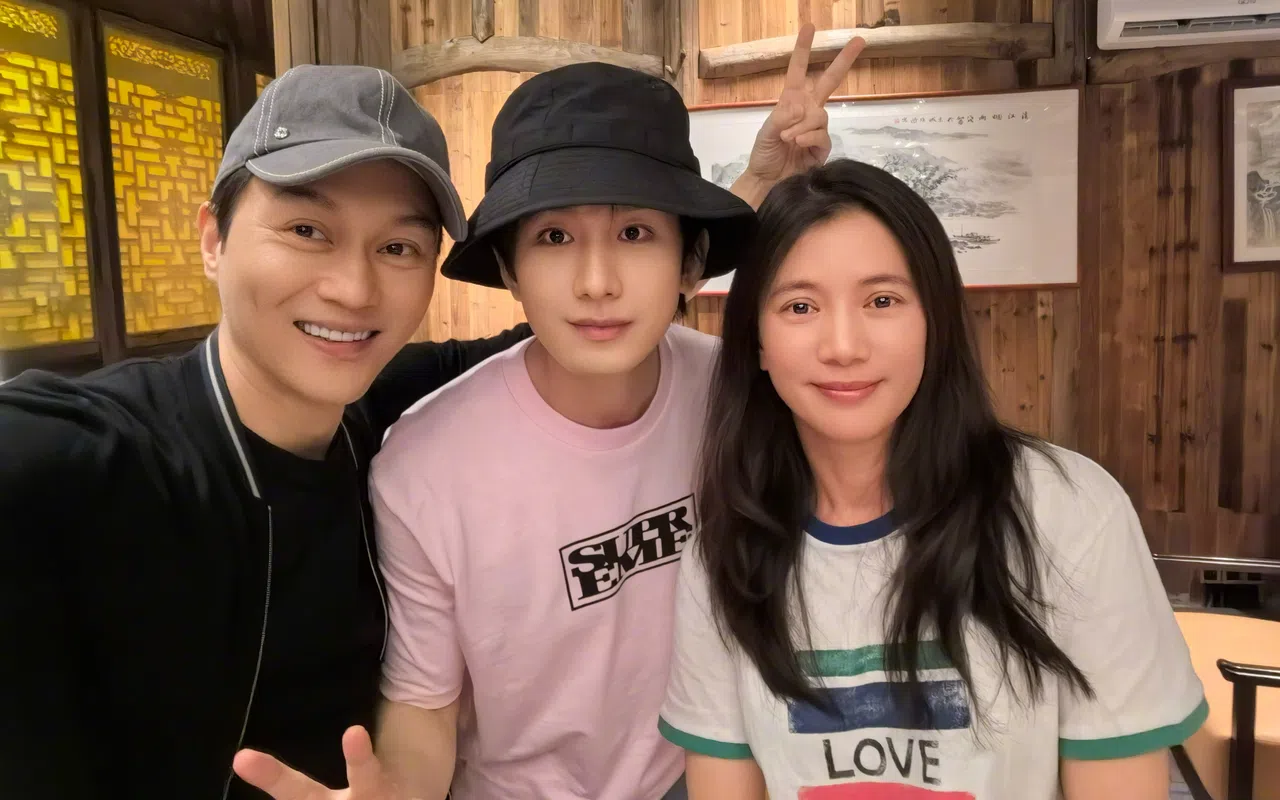 成毅（中）在《赴山海》分饰三角，其中一个角色是张智霖（左）剧中的儿子。右为袁咏仪。（取自袁咏仪微博）