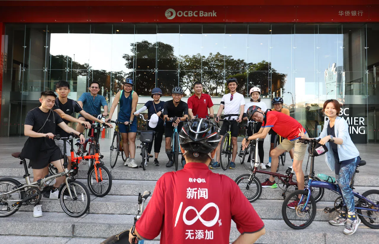 “早报骑行：早期报业与狮城文史之旅”由《联合早报》执行总编辑韩咏梅（背对镜头）和本地文史研究者李国梁携手策划。为了确保活动安全顺利，早报义工团队在活动前数次预先试骑熟悉路线。（邝启聪摄）